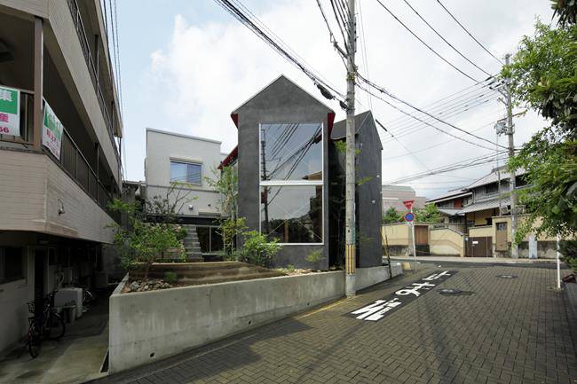 Ngôi nhà tại Nhật quay lưng với đường phố