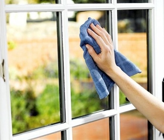 Mang khí vượng vào nhà bằng việc lau chùi sạch sẽ các cánh cửa 